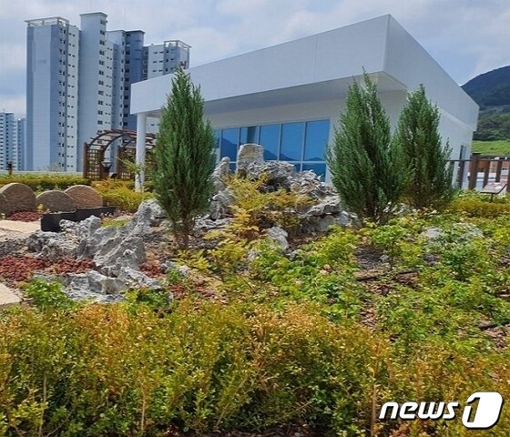 본문 이미지 - 부산 기장군 정관아쿠아드림파크 옥상정원 전경.(아쿠아드림파크 제공)