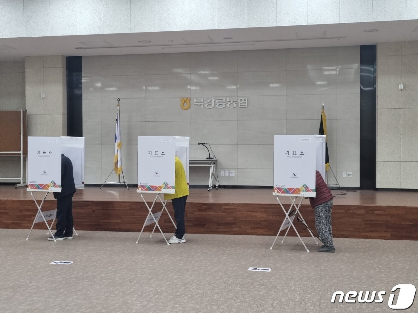 본문 이미지 - 제3회 전국동시조합장선거일인 8일 오전 강원 강릉시 북강릉농협 연곡지점 2층 대회의실에 마련된 강릉 연곡면투표소에서 조합원들이 소중한 한표를 행사하고 있다. 2023.3.8/뉴스1 ⓒ News1 윤왕근 기자