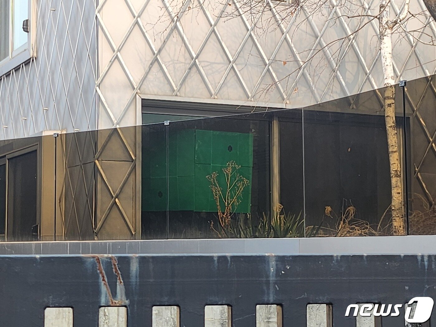 본문 이미지 - 경찰이 전날(7일) 마약 상습 투약 혐의로 압수수색을 진행한 배우 유아인의 주민등록상 주거지인 서울 용산구 이태원동의 주택 2023.03.08. /뉴스1 ⓒ News1 한병찬 기자