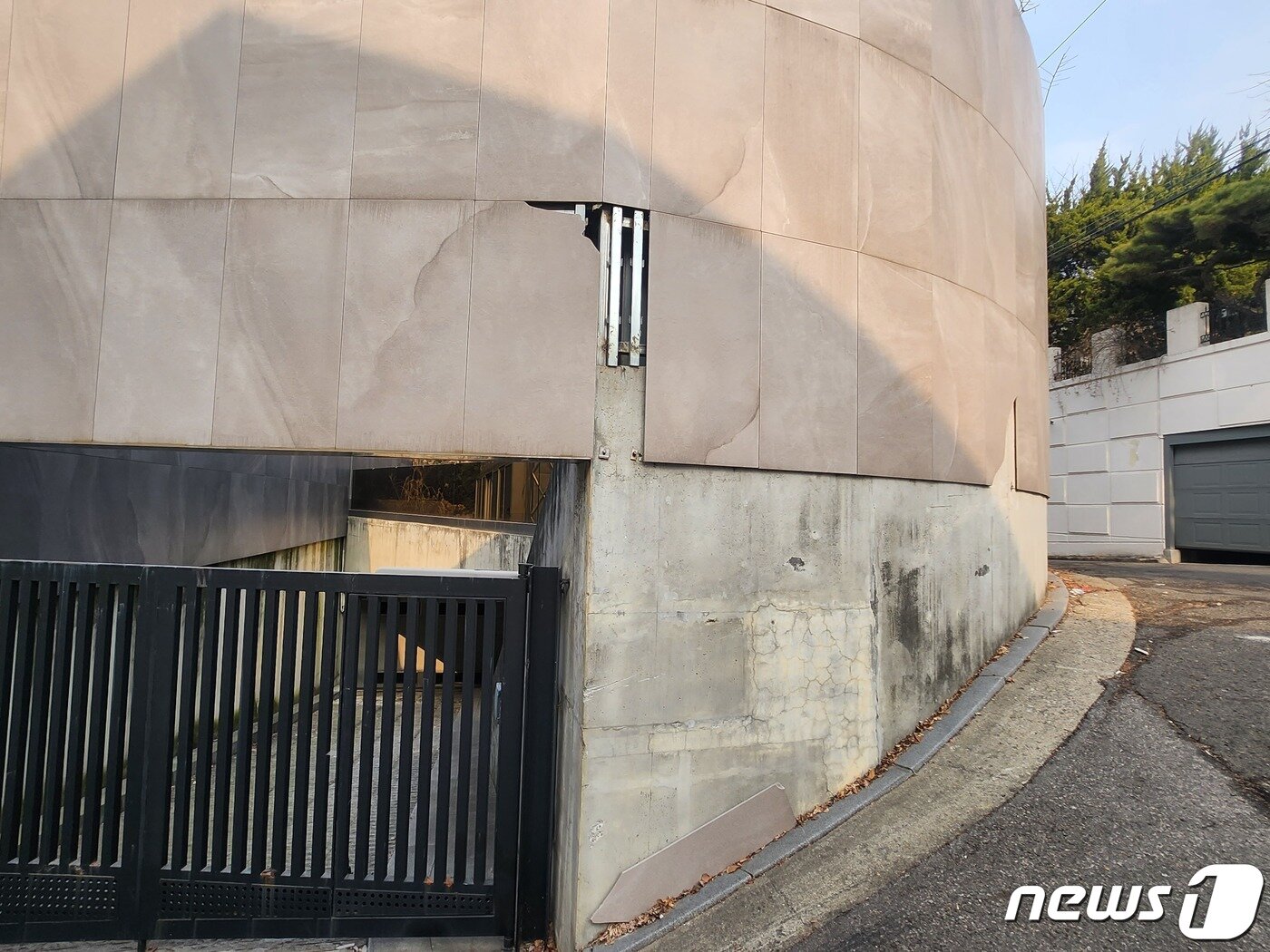 본문 이미지 - 경찰이 전날(7일) 마약 상습 투약 혐의로 압수수색을 진행한 배우 유아인의 주민등록상 주거지인 서울 용산구 이태원동의 주택 2023.03.08. /뉴스1 ⓒ News1 한병찬 기자