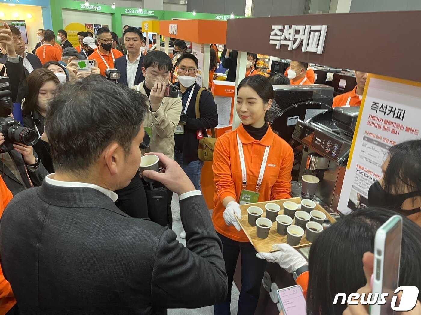 본문 이미지 - 정용진 신세계그룹 부회장이 이마트24 이프레쏘 커피 맛을 보고 있다. ⓒ News1 신민경기자