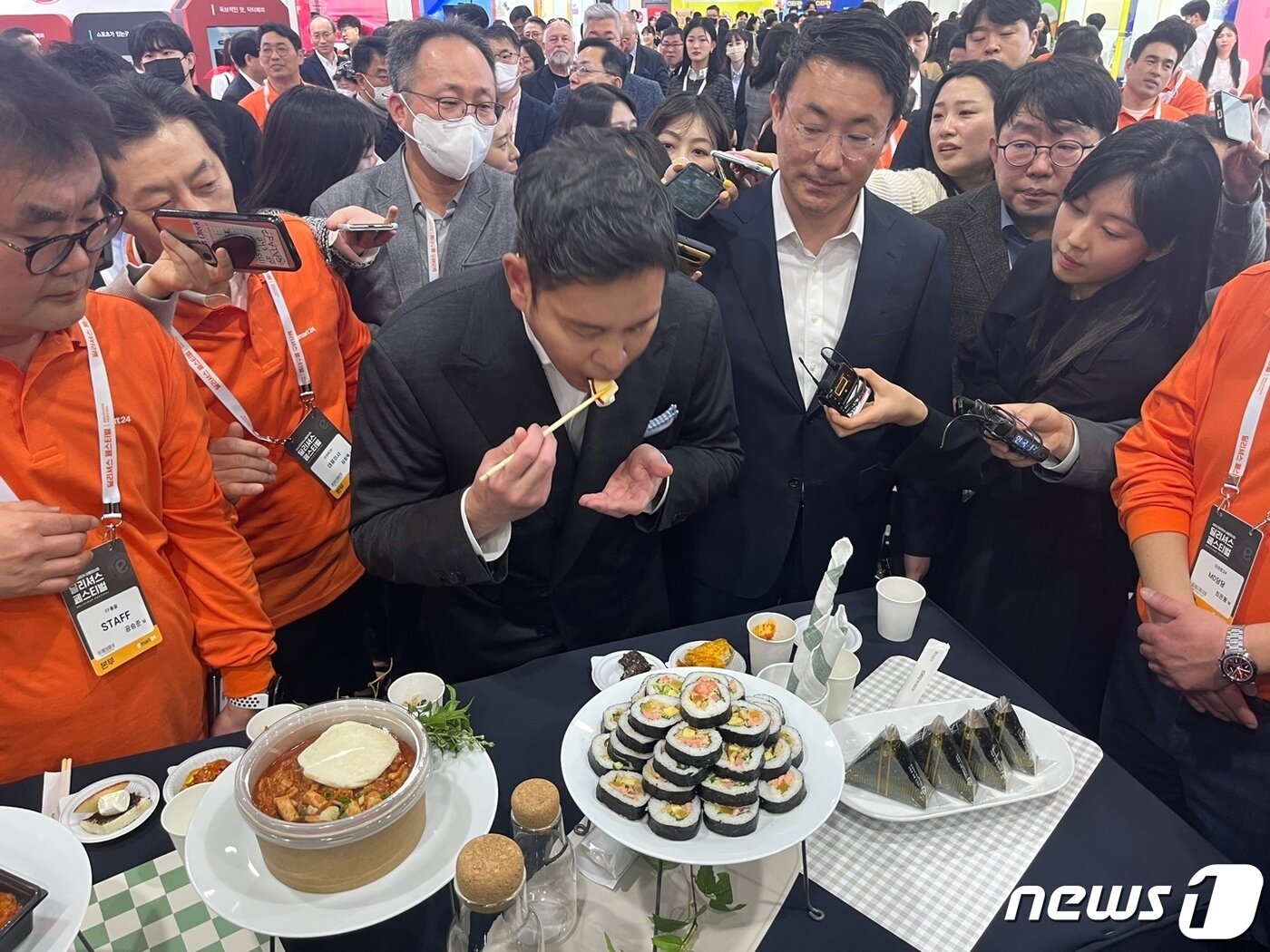 본문 이미지 - 정용진 신세계그룹 부회장이 딜리셔스 콘테스트 최종 후보에 오른 후보작들을 맛보고 있다. ⓒ News1 신민경기자