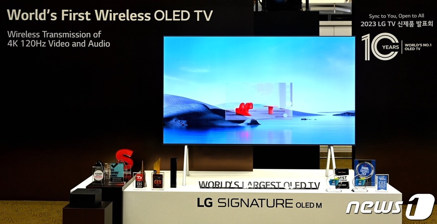 본문 이미지 - 전원을 제외한 모든 선을 없앤 'LG 시그니처 올레드 M'. (LG전자 제공) 2023.3.8/뉴스1
