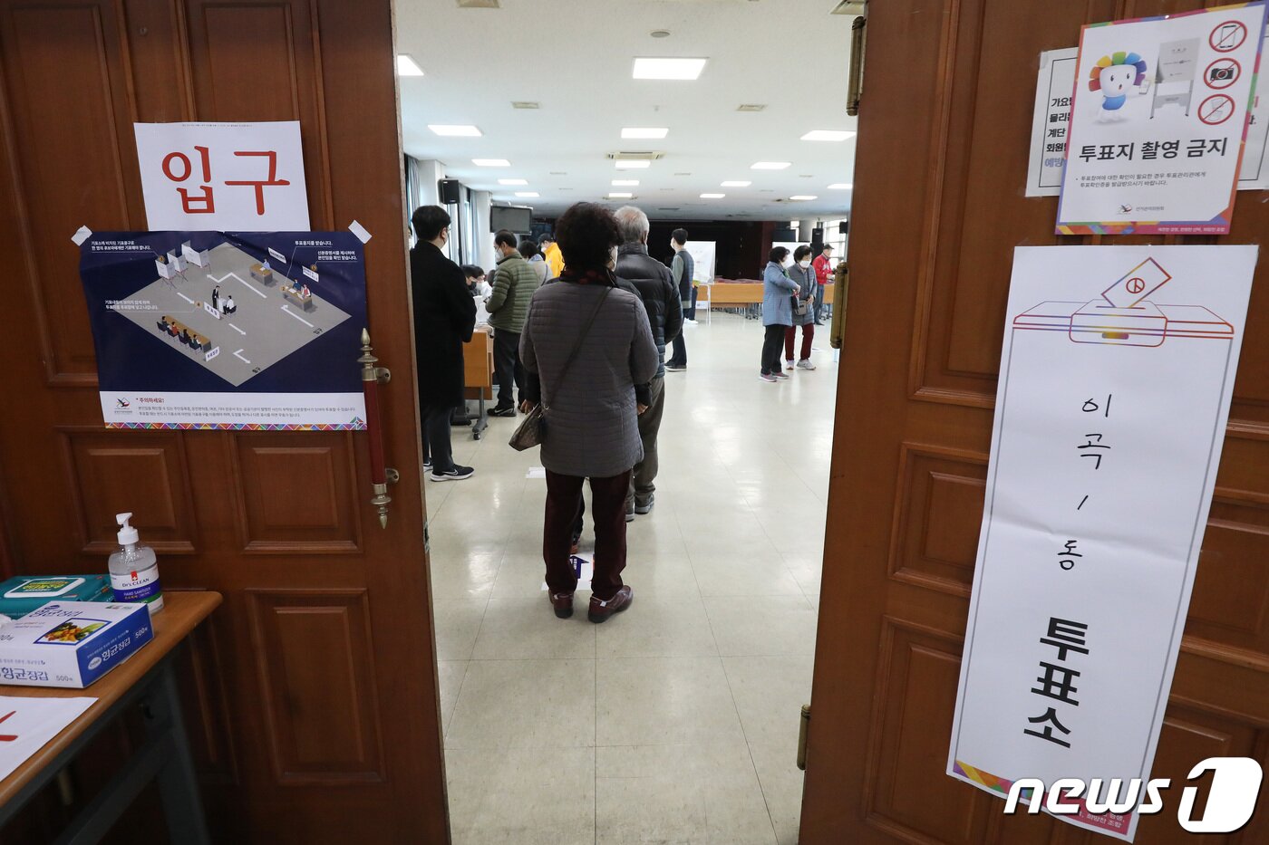 본문 이미지 - 제3회 전국동시조합장선거일인 지난 3월8일 오전 대구 달서구 성서농협에 마련된 투표소가 투표에 참여하려는 조합원들로 붐비고 있다. 2023.3.8/뉴스1 ⓒ News1 공정식 기자