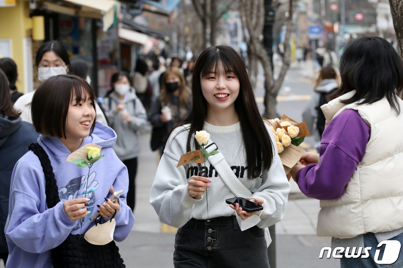 (서울=뉴스1) 황기선 기자 = 8일 오후 서울 용산구 숙명여자대학교 앞에서 세계여성의날을 맞아 장미꽃을 받은 여학생들이 미소를 보이고 있다. ‘세계 여성의 날’은 1908년 3월 …