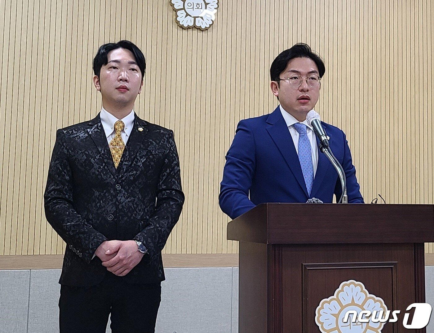 본문 이미지 - 충북 청주시의회 더불어민주당 한재학 의원&#40;오른쪽&#41;과 신승호 의원이 8일 청주시의회 임시청사 브리핑실에서 대형마트 의무휴업일 평일 변경 추진을 반대하는 기자회견을 열고 있다.2023.3.8/ⓒ 뉴스1 강준식 기자