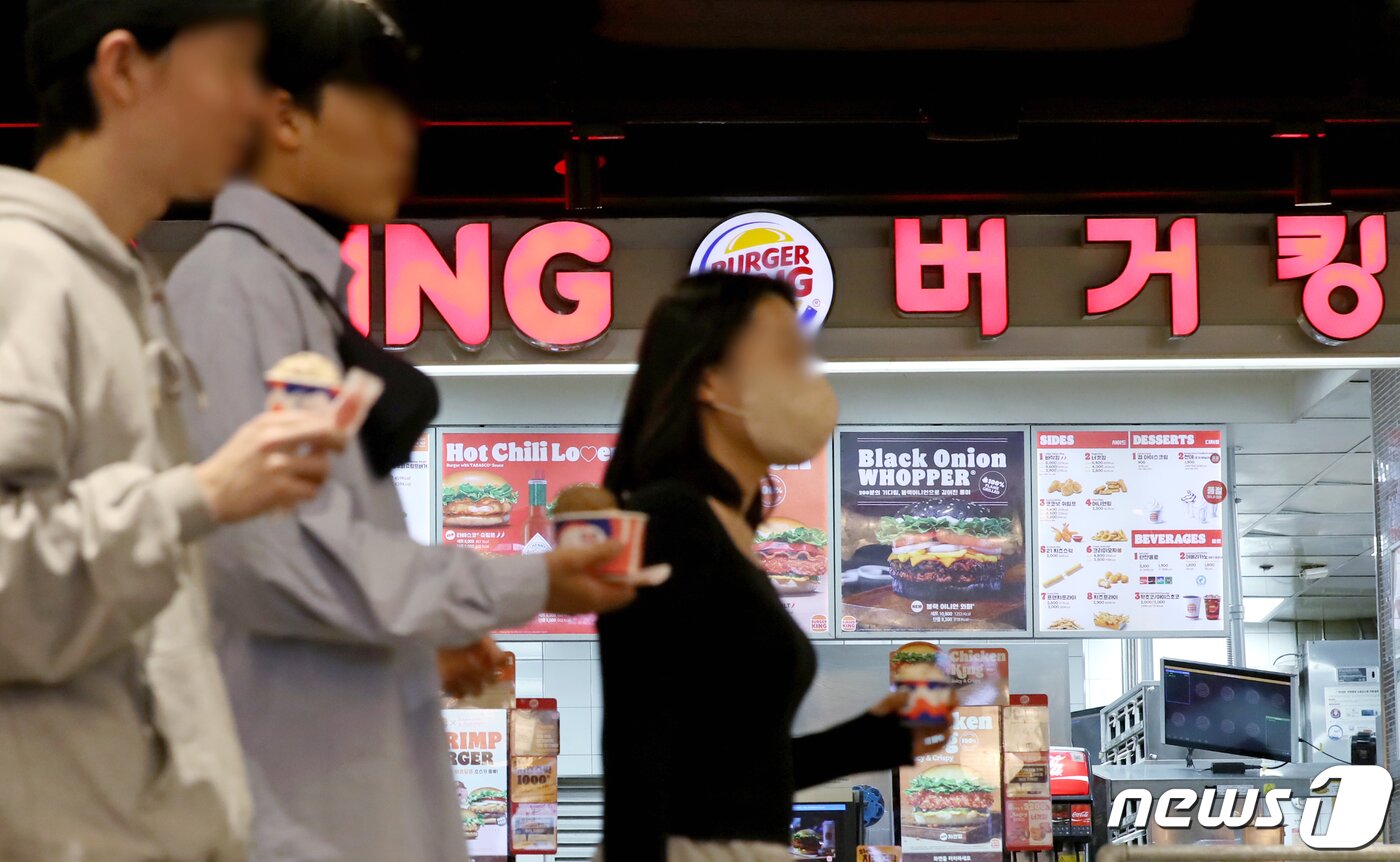 본문 이미지 - 8일 서울의 한 버거킹 매장을 앞으로 시민들이 지나가고 있다. 2023.3.8/뉴스1 ⓒ News1 장수영 기자