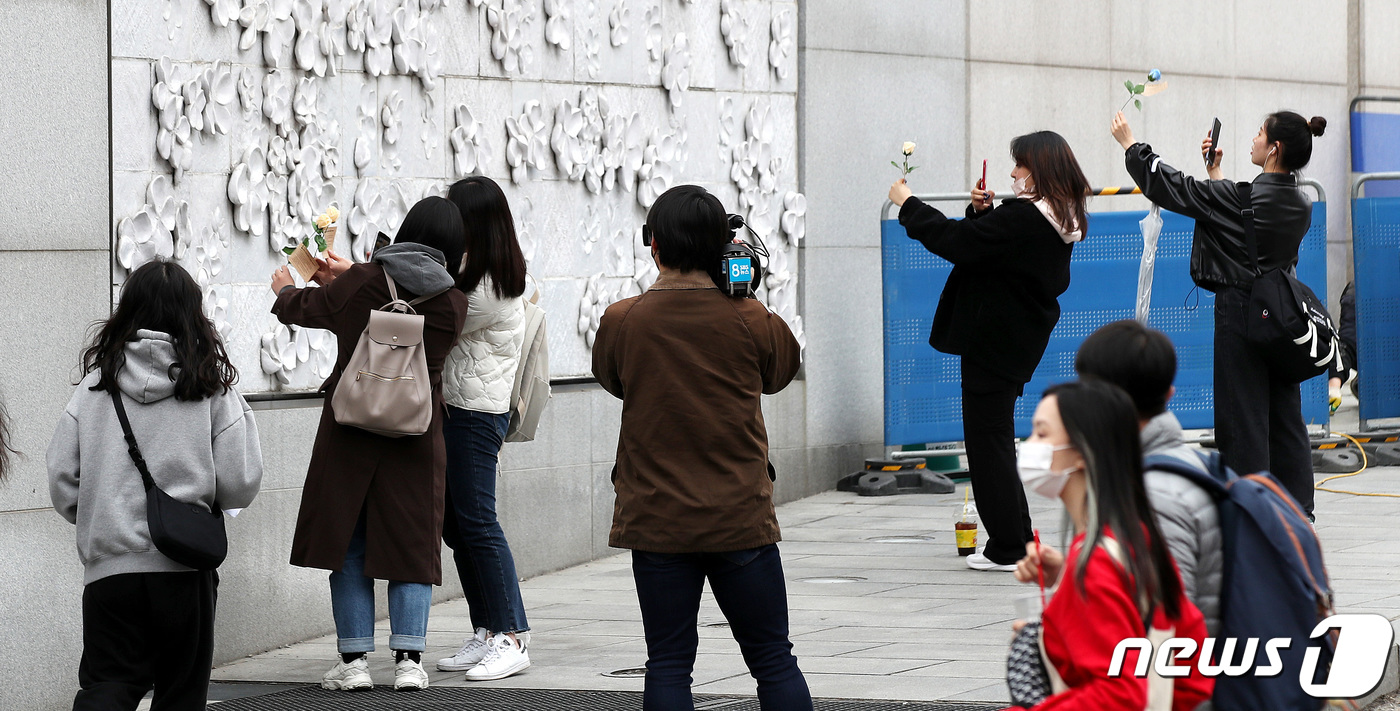 (서울=뉴스1) 박지혜 기자 = 세계 여성의 날인 8일 오후 서울 서대문구 이화여자대학교에서 장미꽃을 든 학생들이 인증샷을 찍고 있다.‘세계 여성의 날’은 1908년 3월 8일 미 …