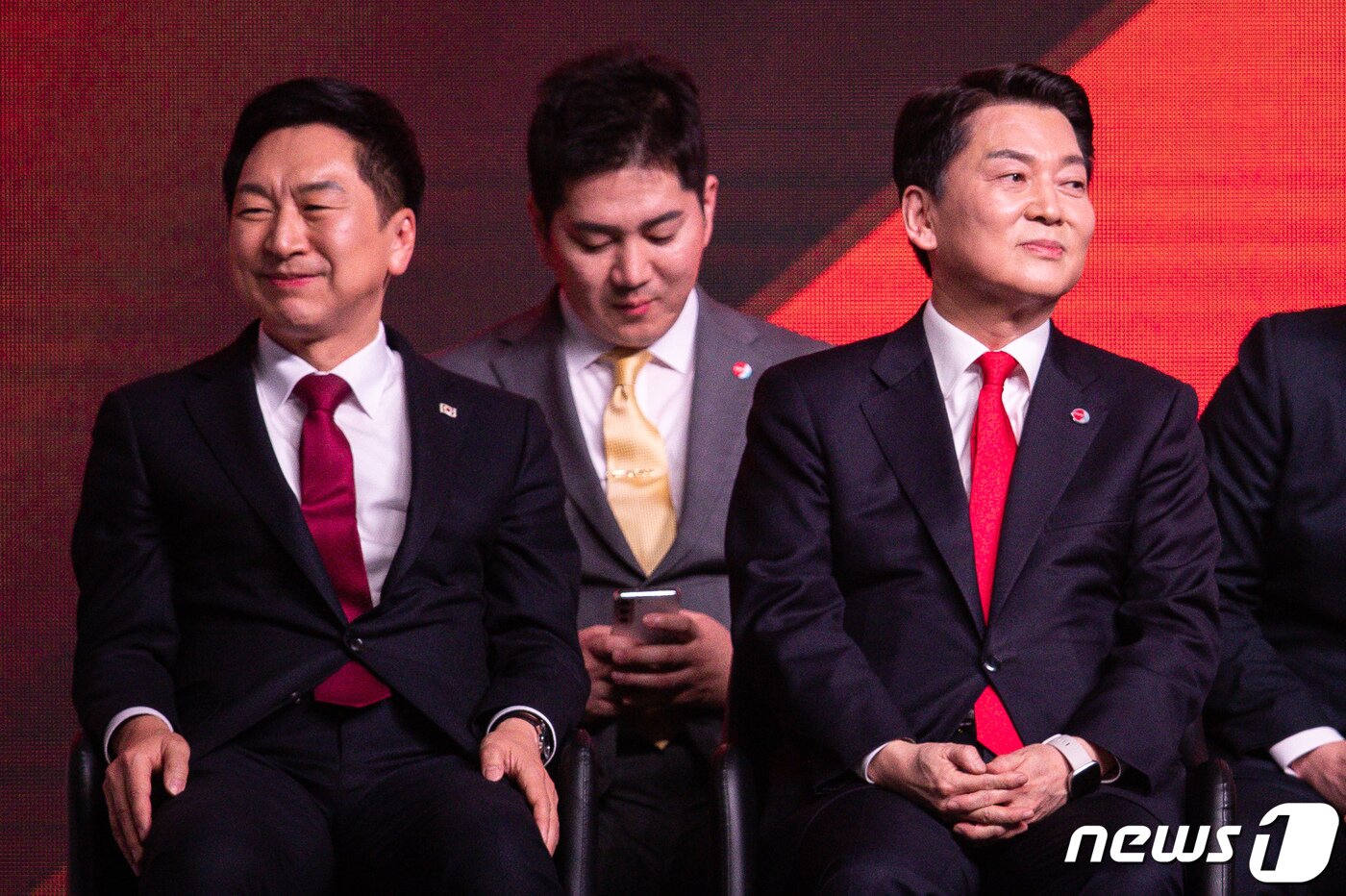 본문 이미지 - 김기현(왼쪽), 안철수 국민의힘 당대표 후보가 8일 경기 고양시 킨텍스에서 열린 국민의힘 제3차 전당대회에서 서로 다른 곳을 바라보고 있다. 2023.3.8/뉴스1 ⓒ News1 유승관 기자
