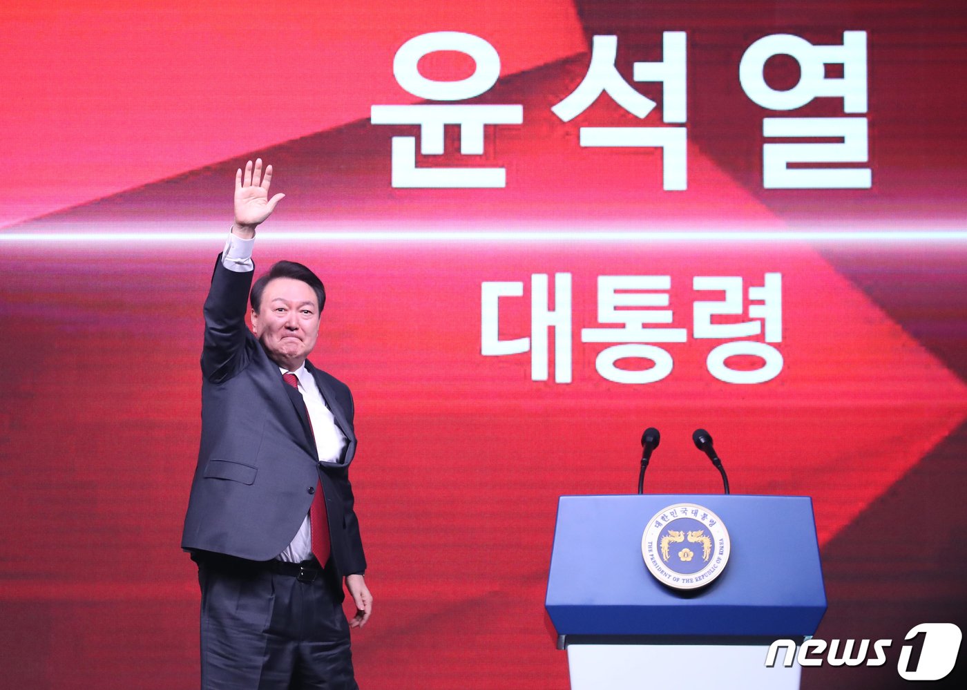 본문 이미지 - 윤석열 대통령이 8일 오후 경기도 일산 킨텍스에서 열린 국민의힘 제3차 전당대회에 참석해 단상에 올라 당원들에게 인사하고 있다. (공동취재) 2023.3.8/뉴스1 ⓒ News1 허경 기자