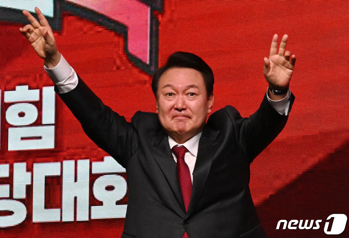 본문 이미지 - 윤석열 대통령이 8일 경기도 고양시 킨텍스에서 열린 국민의힘 제3차 전당대회에서 인사하고 있다. (공동취재) 2023.3.8/뉴스1 ⓒ News1 허경 기자