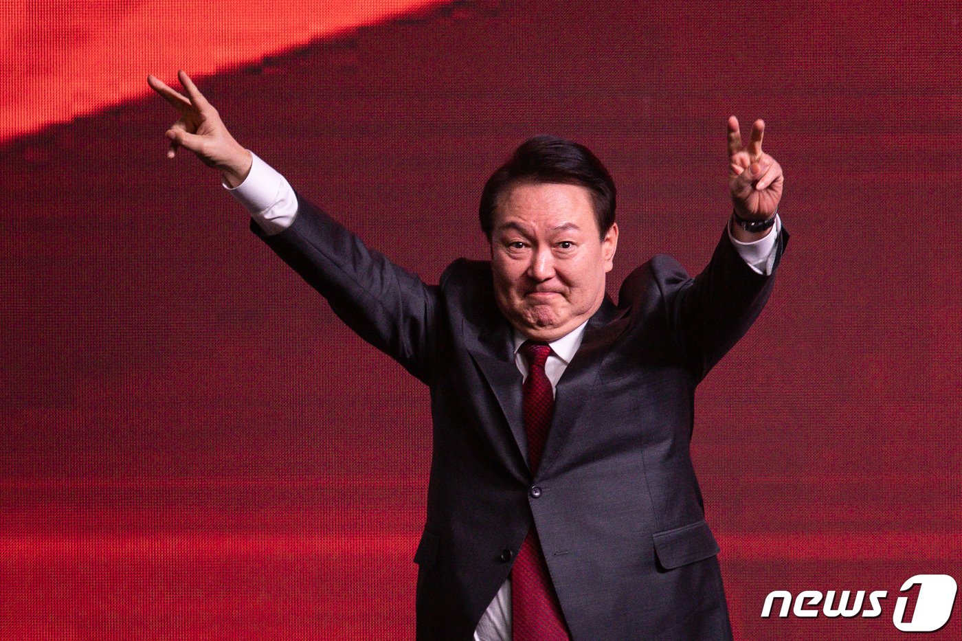 본문 이미지 - 윤석열 대통령이 8일 경기 고양시 킨텍스에서 열린 국민의힘 제3차 전당대회에서 손을 들어 인사하고 있다. 2023.3.8/뉴스1 ⓒ News1 유승관 기자