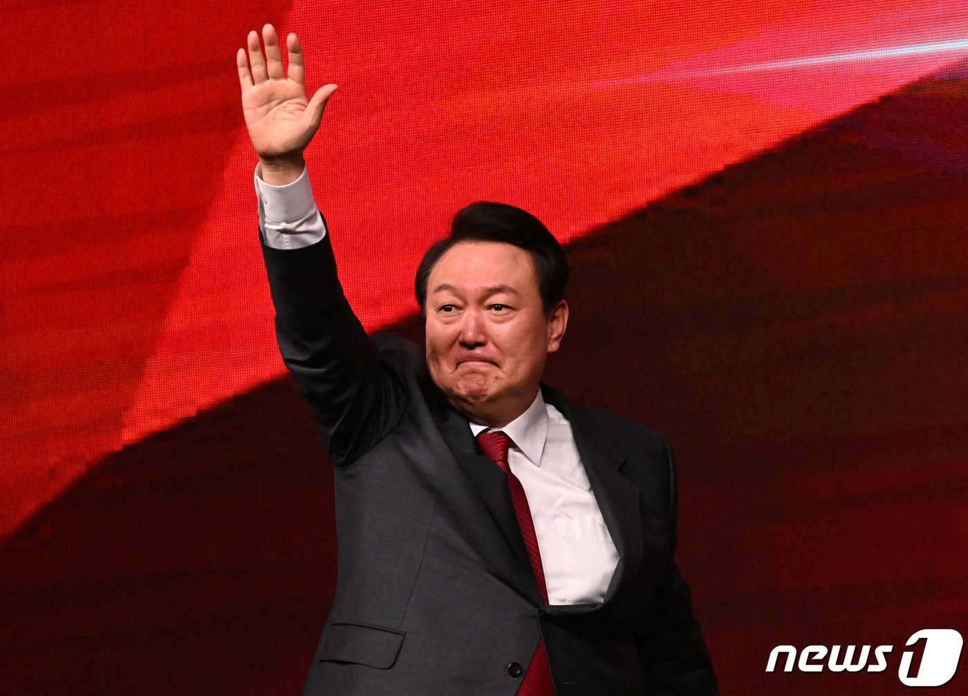 본문 이미지 - 윤석열 대통령이 8일 경기도 고양시 킨텍스에서 열린 국민의힘 제3차 전당대회에서 인사하고 있다. (공동취재) 2023.3.8/뉴스1 ⓒ News1 허경 기자