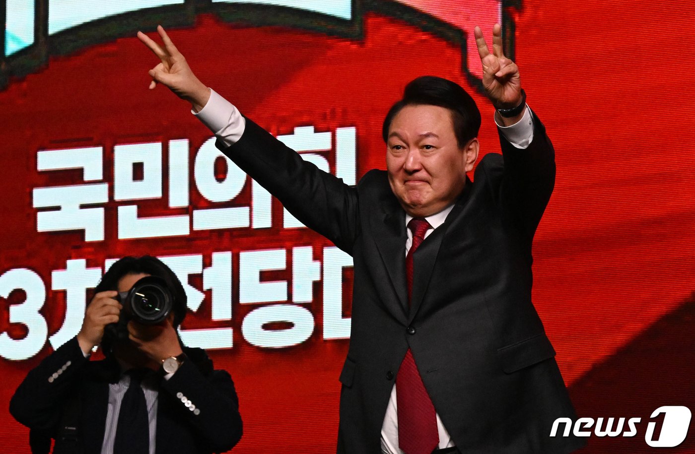 본문 이미지 - 윤석열 대통령이 8일 경기도 고양시 킨텍스에서 열린 국민의힘 제3차 전당대회에서 인사하고 있다. (공동취재) 2023.3.8/뉴스1 ⓒ News1 허경 기자