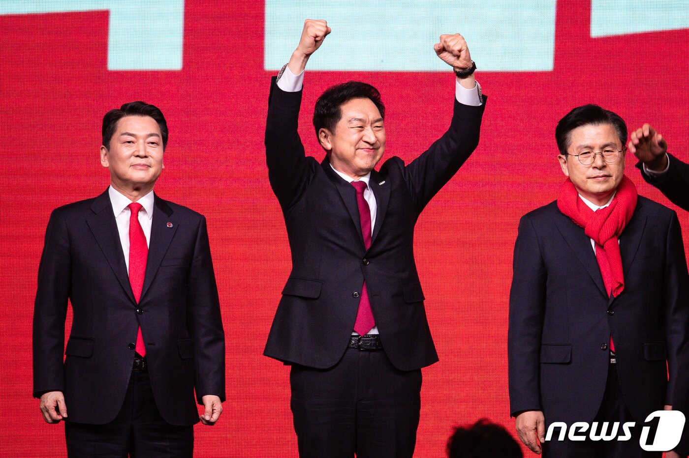 본문 이미지 - 김기현 국민의힘 당대표 후보가 8일 경기 고양시 킨텍스에서 열린 국민의힘 제3차 전당대회에서 단상에 올라 당원들을 향해 인사하고 있다. 왼쪽부터 안철수, 김기현, 황교안 후보. 2023.3.8/뉴스1 ⓒ News1 유승관 기자