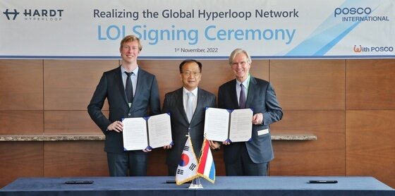 본문 이미지 - 포스코인터내셔널은 하이퍼루프 선도 기업인 네덜란드의 HARDT Hyperloop(이하 HARDT)와 하이퍼루프 협력을 위한 업무협약을 체결했다. 업무협약 체결식(왼쪽부터 Tim Houter HARDT 공동 창업자 , 주시보 포스코인터내셔널 사장, Bertrand Van Ee HARDT 대표)/사진제공=포스코인터