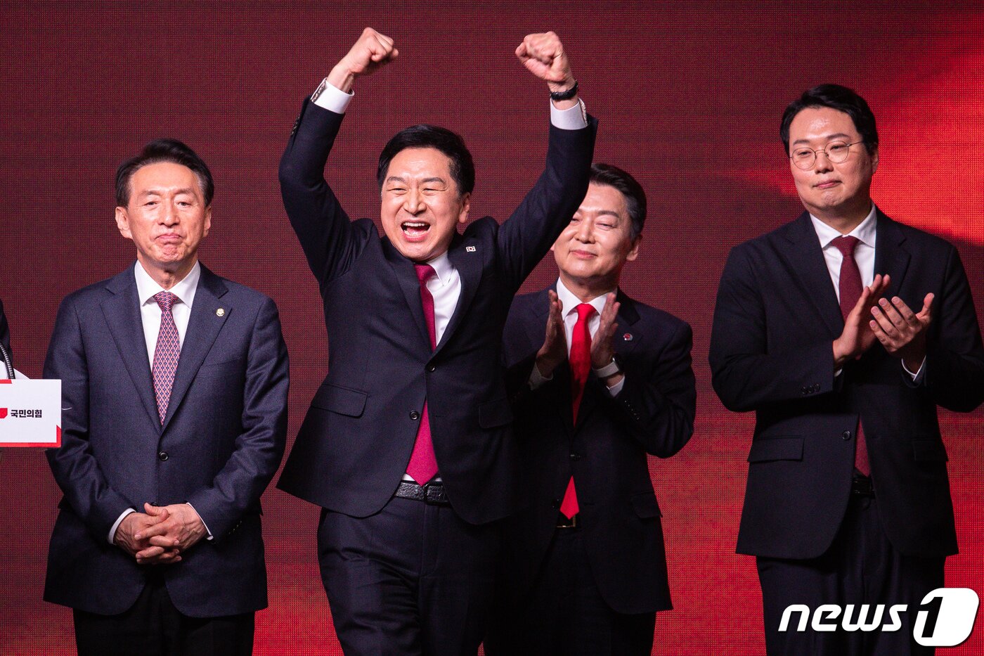 본문 이미지 - 국민의힘 당대표에 선출된 김기현 후보가 8일 경기 고양시 킨텍스에서 열린 국민의힘 제3차 전당대회에서 개표 결과가 발표되자 환호하고 있다. 2023.3.8/뉴스1 ⓒ News1 유승관 기자