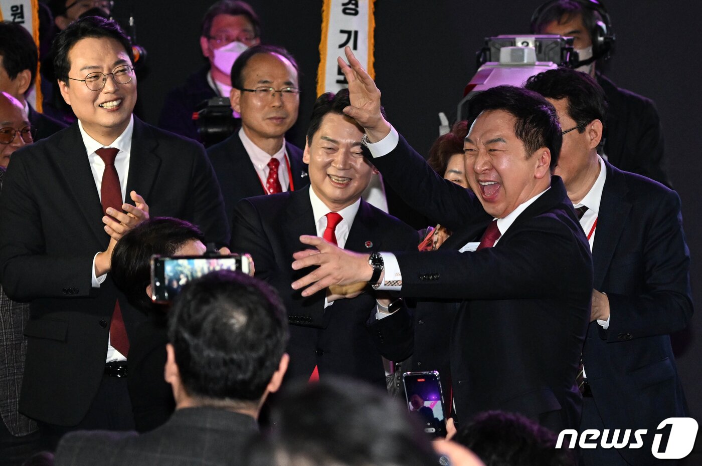 본문 이미지 - 김기현, 안철수, 천하람 국민의힘 당대표 후보와 정진석 비상대책위원장 등 참석자들이 8일 오후 경기도 일산 킨텍스에서 열린 국민의힘 제3차 전당대회에서 축하공연 시간에 함께 춤을 추고 있다. (공동취재) 2023.3.8/뉴스1 ⓒ News1 허경 기자