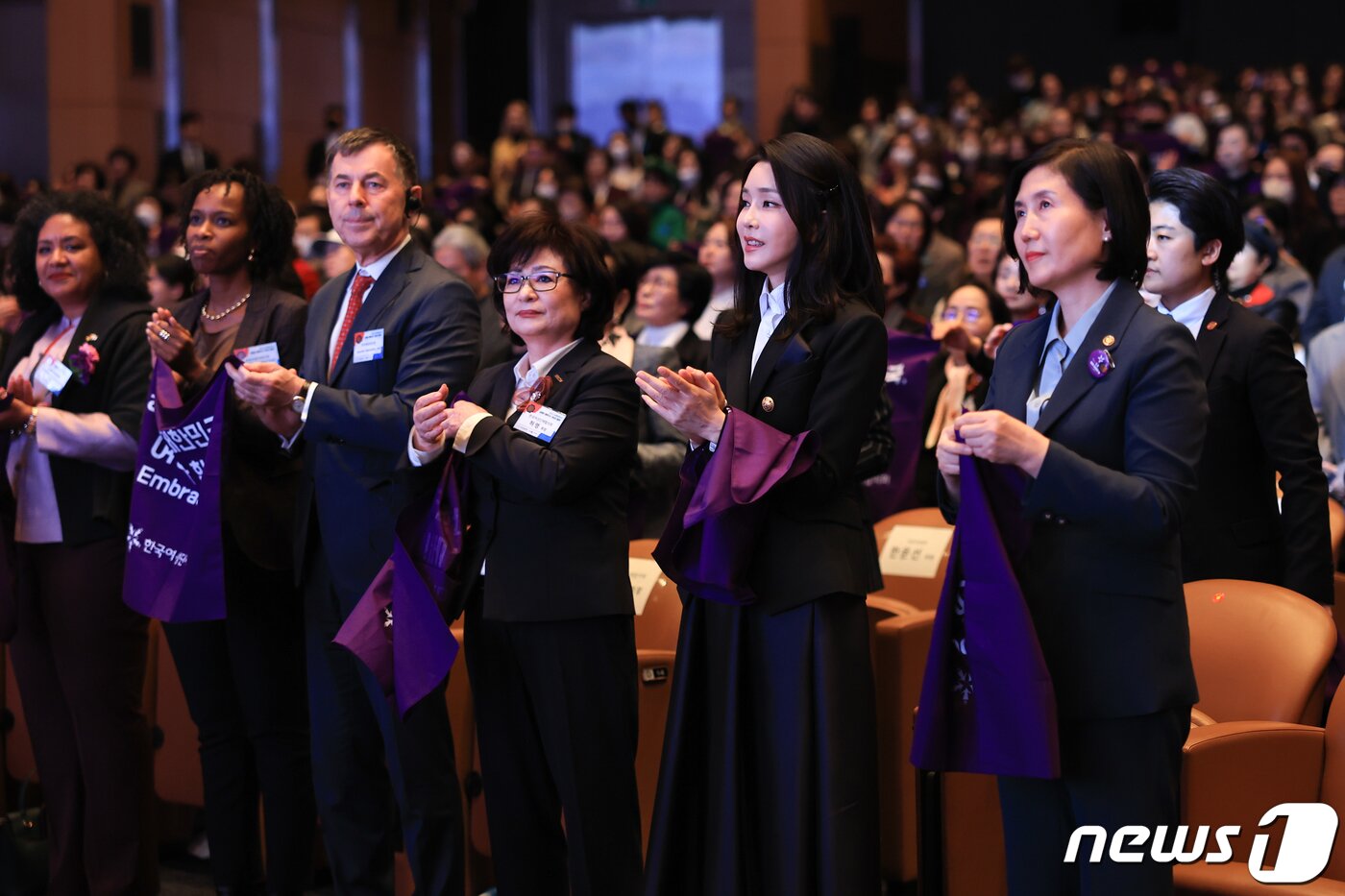 본문 이미지 - 김건희 여사가 8일 한국여성단체협의회 초청으로 서울 강남구 코엑스에서 열린 3.8 세계 여성의 날 기념행사에 참석해 구호를 외치고 있다. (대통령실 제공) 2023.3.8/뉴스1 ⓒ News1 안은나 기자