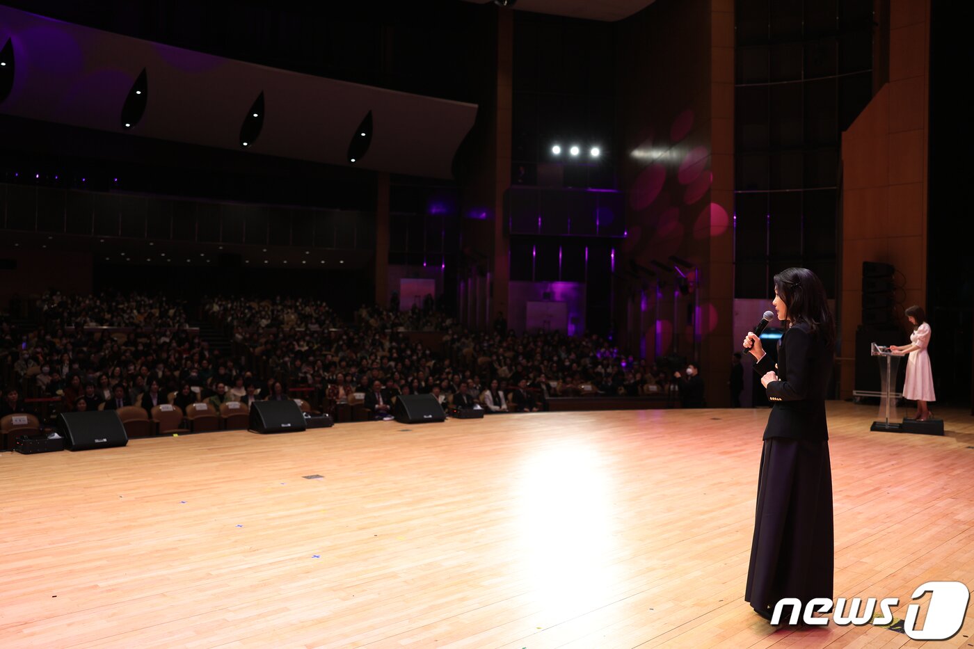 본문 이미지 - 김건희 여사가 8일 한국여성단체협의회 초청으로 서울 강남구 코엑스에서 열린 3.8 세계 여성의 날 기념행사에 참석해 축사를 하고 있다. (대통령실 제공) 2023.3.8/뉴스1 ⓒ News1 안은나 기자