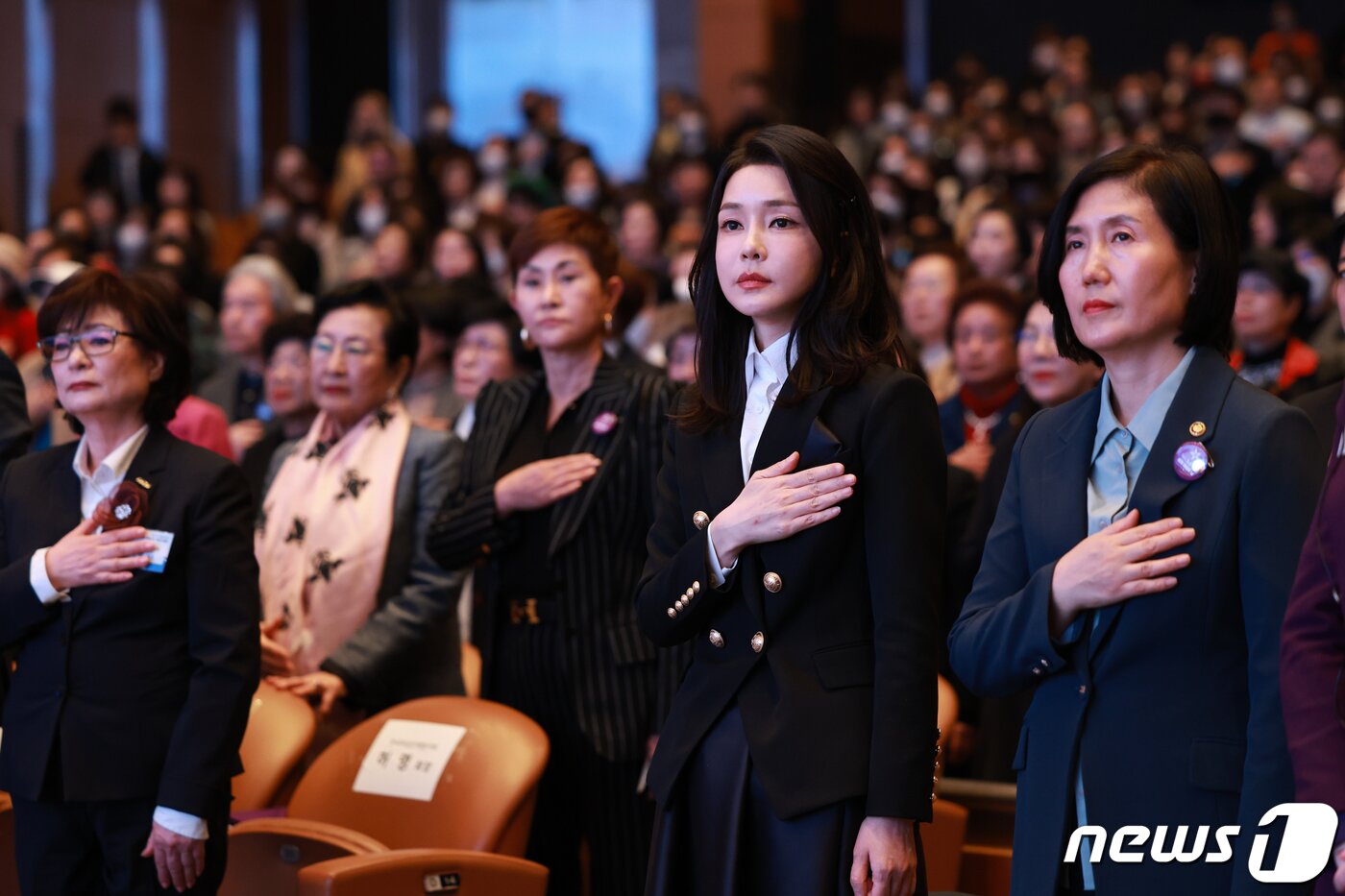 본문 이미지 - 김건희 여사가 8일 한국여성단체협의회 초청으로 서울 강남구 코엑스에서 열린 3.8 세계 여성의 날 기념행사에 참석해 국민의례를 하고 있다. (대통령실 제공) 2023.3.8/뉴스1 ⓒ News1 안은나 기자