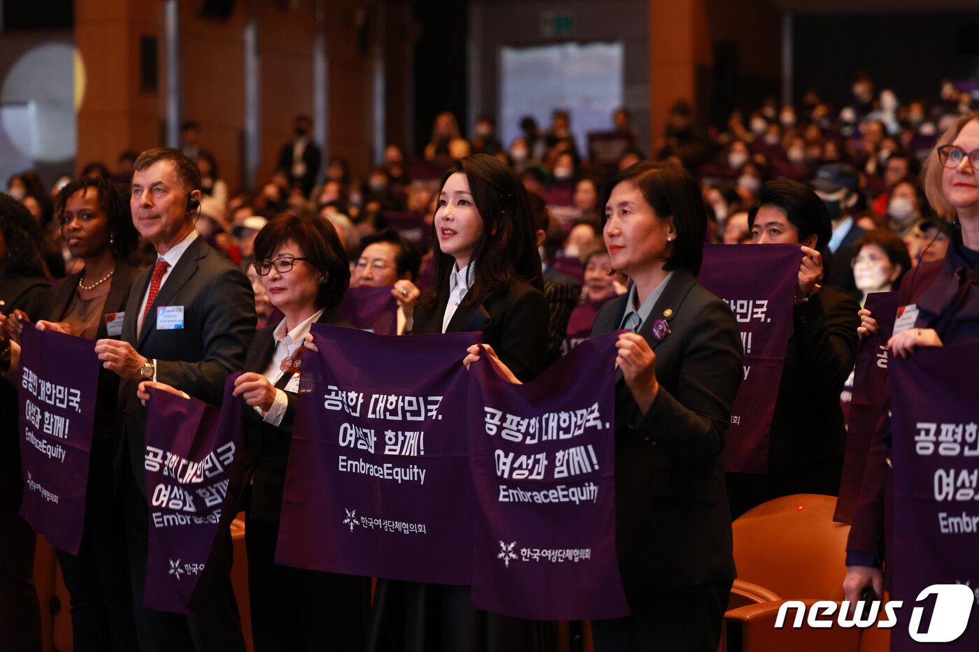 본문 이미지 - 김건희 여사가 8일 한국여성단체협의회 초청으로 서울 강남구 코엑스에서 열린 3.8 세계 여성의 날 기념행사에 참석해 구호를 외치고 있다. (대통령실 제공) 2023.3.8/뉴스1 ⓒ News1 안은나 기자
