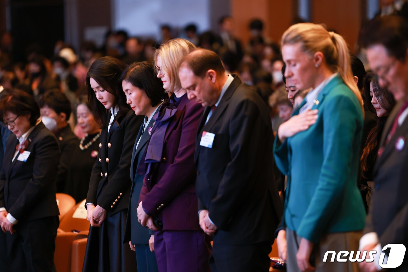 본문 이미지 - 김건희 여사가 8일 한국여성단체협의회 초청으로 서울 강남구 코엑스에서 열린 3.8 세계 여성의 날 기념행사에 참석해 순국선열과 호국영령, 유명을 달리한 선배 여성지도자, 튀르키예 대지진 사망자 애도 묵념을 하고 있다. (대통령실 제공) 2023.3.8/뉴스1 ⓒ News1 안은나 기자