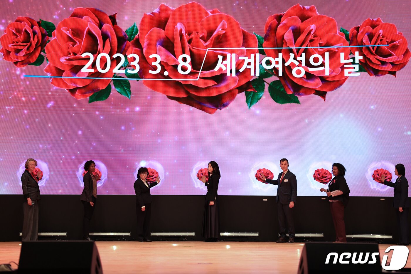 본문 이미지 - 김건희 여사가 8일 한국여성단체협의회 초청으로 서울 강남구 코엑스에서 열린 3.8 세계 여성의 날 기념행사에 참석해 LED 전광판에 뜬 장미꽃을 터치하고 있다. (대통령실 제공) 2023.3.8/뉴스1 ⓒ News1 안은나 기자