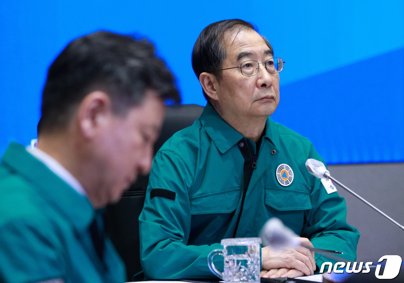 본문 이미지 - 한덕수 국무총리가 8일 오후 정부서울청사에서 열린 경남 합천군 산불 대처상황 점검회의에 참석해 보고를 받고 있다. 2023.3.8/뉴스1 ⓒ News1 안은나 기자