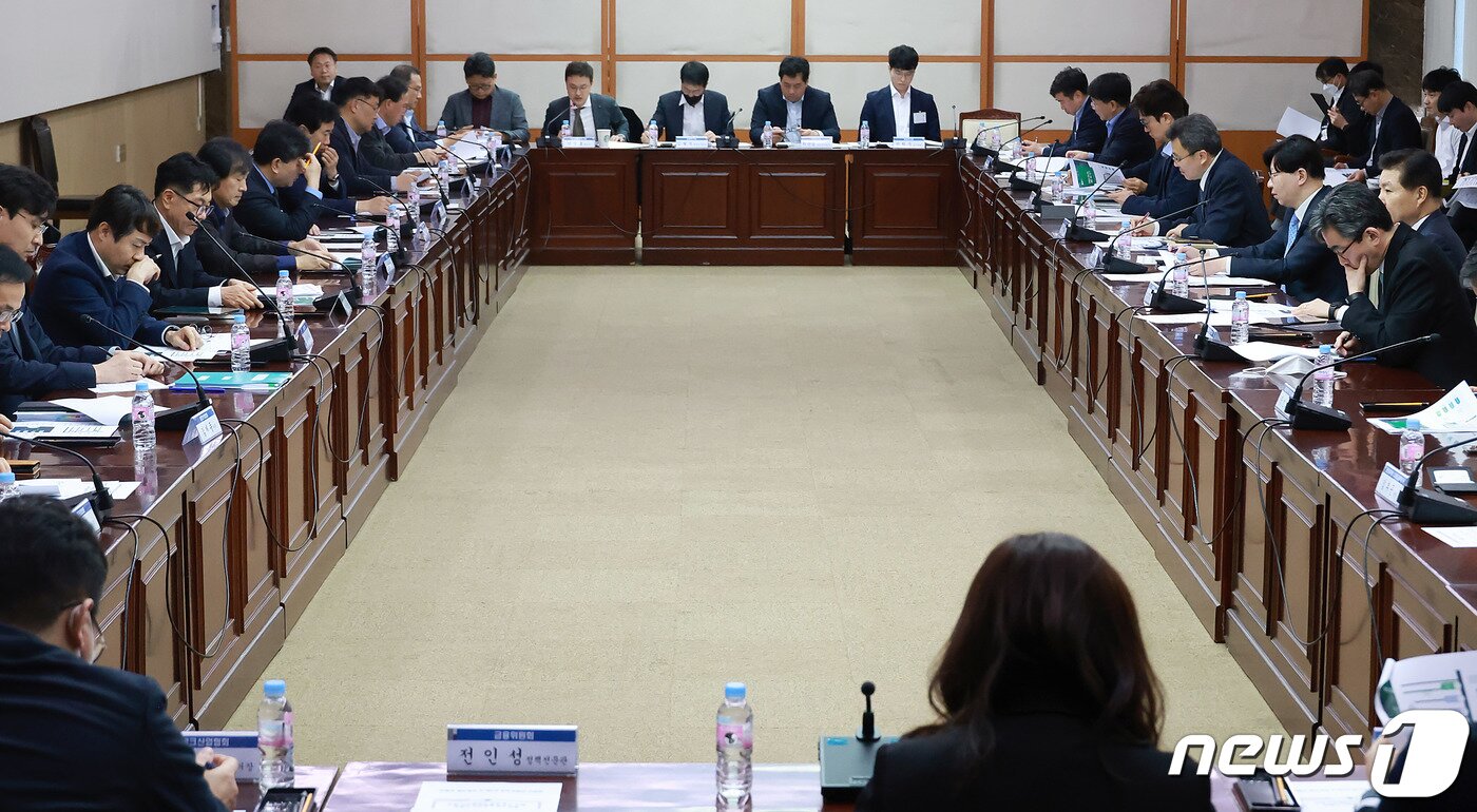 본문 이미지 - 김소영 금융위원회 부위원장이 8일 오후 서울 종로구 정부서울청사에서 열린 은행권 경영·영업 관행·제도 개선 실무작업반 제2차 회의에서 모두 발언을 하고 있다.  (금융위원회 제공) 2023.3.9/뉴스1