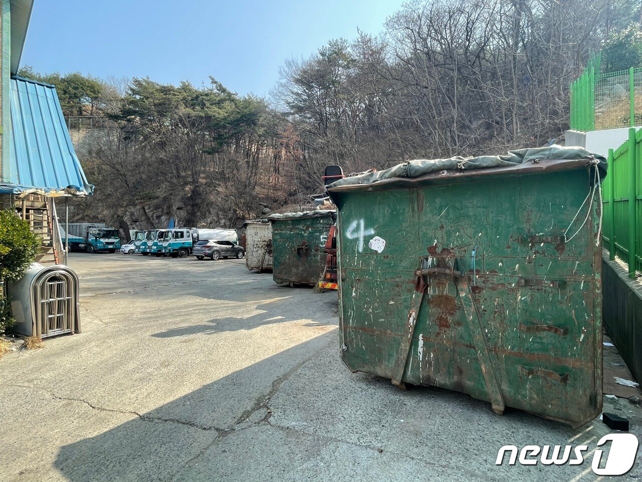 본문 이미지 - 부산 금정구의 한 고교 교육환경보호구역 내에 있는 생활폐기물 수집 업체가 보호구역에 포함된 부지를 주차장으로 사용하고 있다.2023.3.8/뉴스1 ⓒ News1 강승우 기자