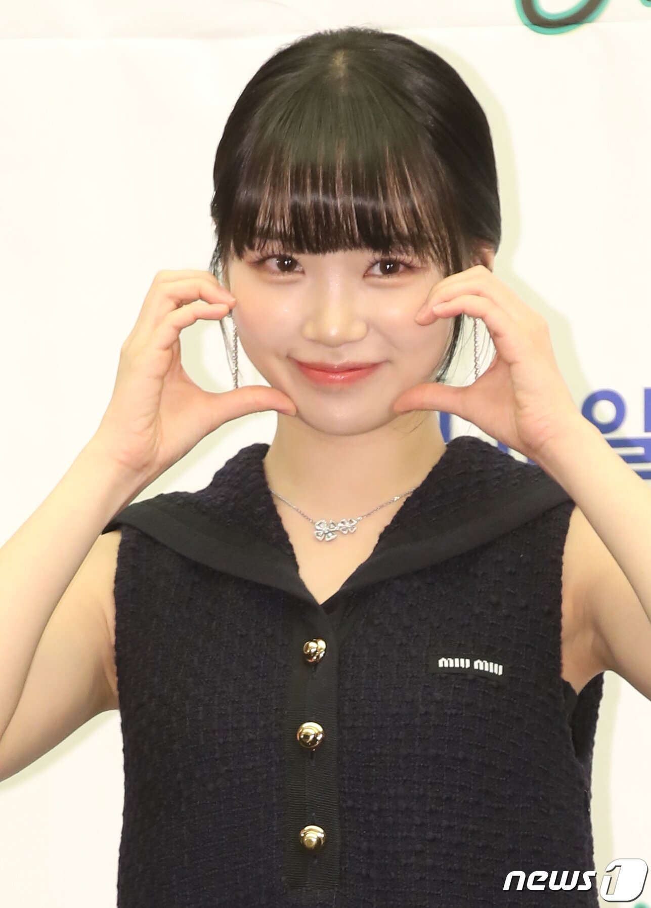 본문 이미지 - 르세라핌 김채원이 9일 오전 서울 마포구 스탠포드 호텔에서 진행된 ENA 예능 프로그램 '혜미리예채파' 제작발표회에서 포즈를 취하고 있다. '혜미리예채파'는 혜리, 미연, 리정, 최예나, 김채원, 파트리샤 6인이 외딴 산골에서 안락한 정착을 위해 고군분투하는 복작복작 살림살이를 담아낸 예능이다. 2023.3.9/뉴스1 ⓒ News1 권현진 기자