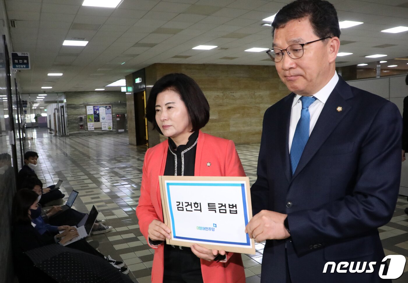 본문 이미지 - 양경숙(왼쪽), 신정훈 더불어민주당 의원이 9일 서울 여의도 국회에서 김건희 특검법안 제출을 위해 의안과로 들어서고 있다. (공동취재) 2023.3.9/뉴스1 ⓒ News1 유승관 기자