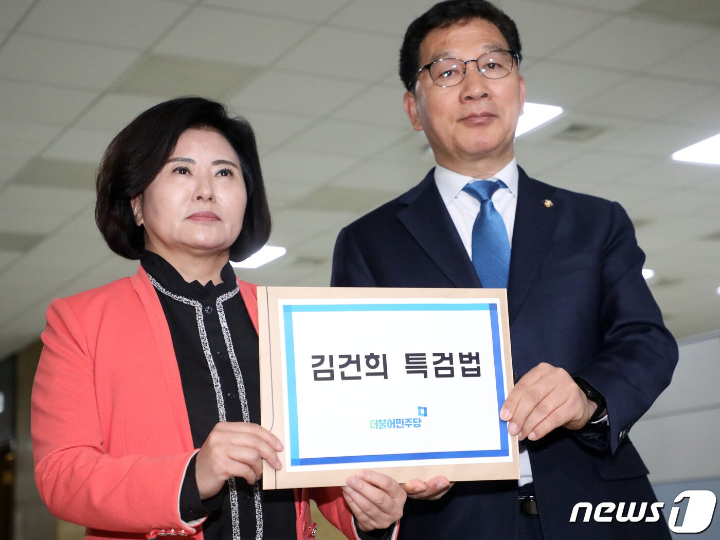 본문 이미지 - 양경숙(왼쪽), 신정훈 더불어민주당 의원이 9일 서울 여의도 국회에서 김건희 특검법안 제출을 위해 의안과로 향하고 있다. (공동취재) 2023.3.9/뉴스1 ⓒ News1 유승관 기자