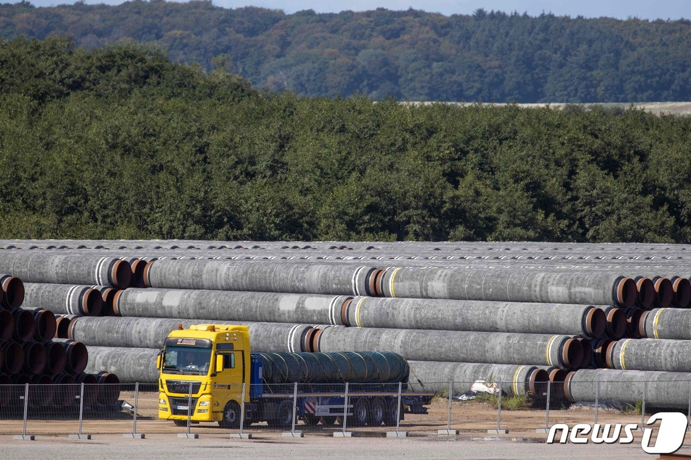 2020년 노르트스트림 가스관 건설 작업을 위해 대기 중인 파이프들 ⓒ AFP=뉴스1 ⓒ News1 이유진 기자