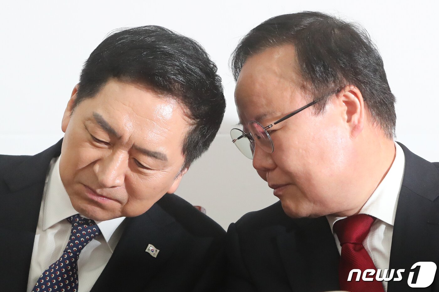 본문 이미지 - 김기현 국민의힘 신임 당대표와 김재원 최고위원이 9일 서울 여의도 국회에서 열린 최고위원회에서 대화하고 있다. 2023.3.9/뉴스1 ⓒ News1 허경 기자