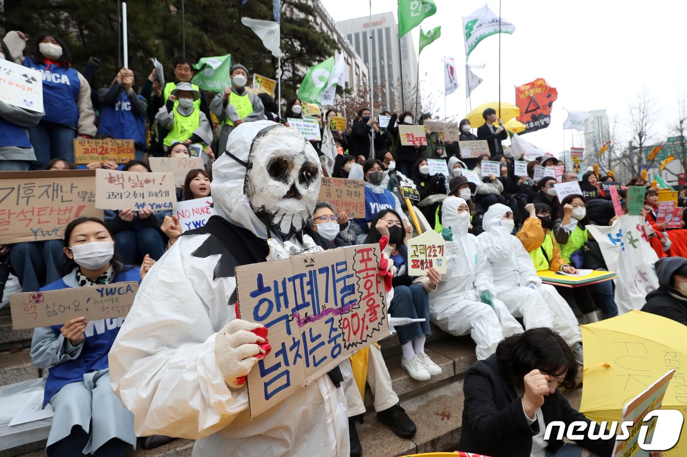 후쿠시마핵사고12년탈핵행진준비위원회 활동가 등이 9일 오전 서울 중구 파이낸스 빌딩 앞에서 열린 &#39;탈핵 행동의 날&#39; 집회에서 정부의 핵발전 확대와 일본 정부의 방사성 오염수 해양 방류를 규탄하고 있다. 2023.3.9/뉴스1 ⓒ News1 황기선 기자