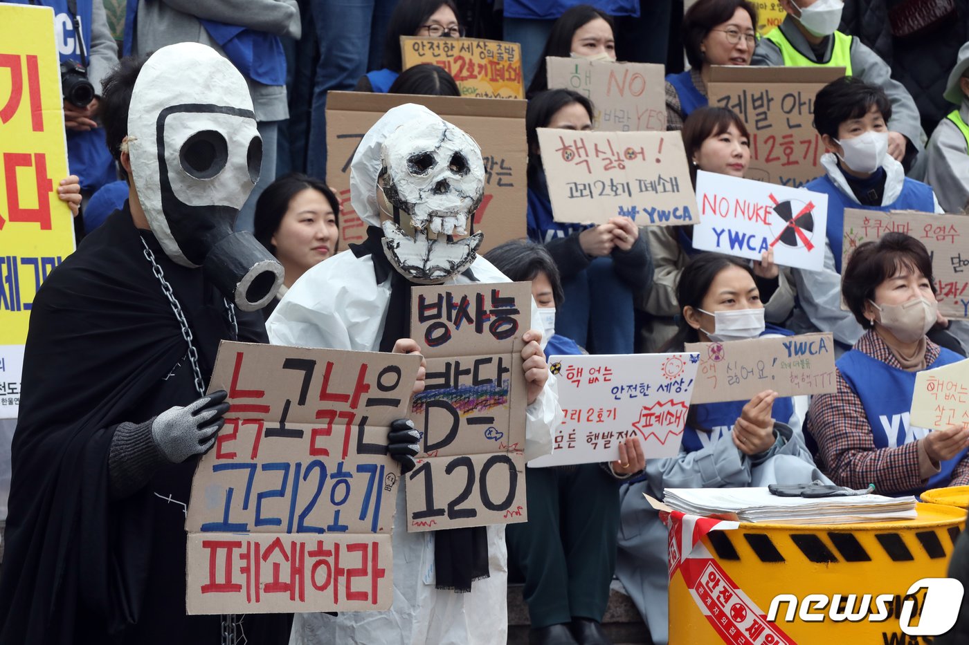 본문 이미지 - 후쿠시마핵사고12년탈핵행진준비위원회 활동가 등이 9일 탈핵행동의날 집회에서 정부의 핵발전 확대와 일본 정부의 방사성 오염수 해양 방류를 규탄하고 있다. 2023.3.9/뉴스1 ⓒ News1 황기선 기자