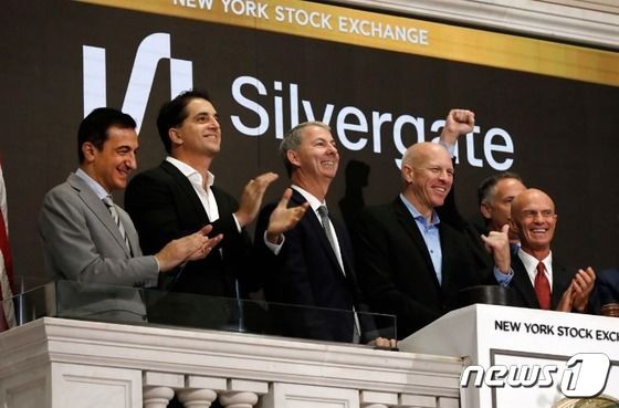 실버게이트 임원들이 NYSE 상장당시 개장벨을 누르고 있다. © 로이터=뉴스1