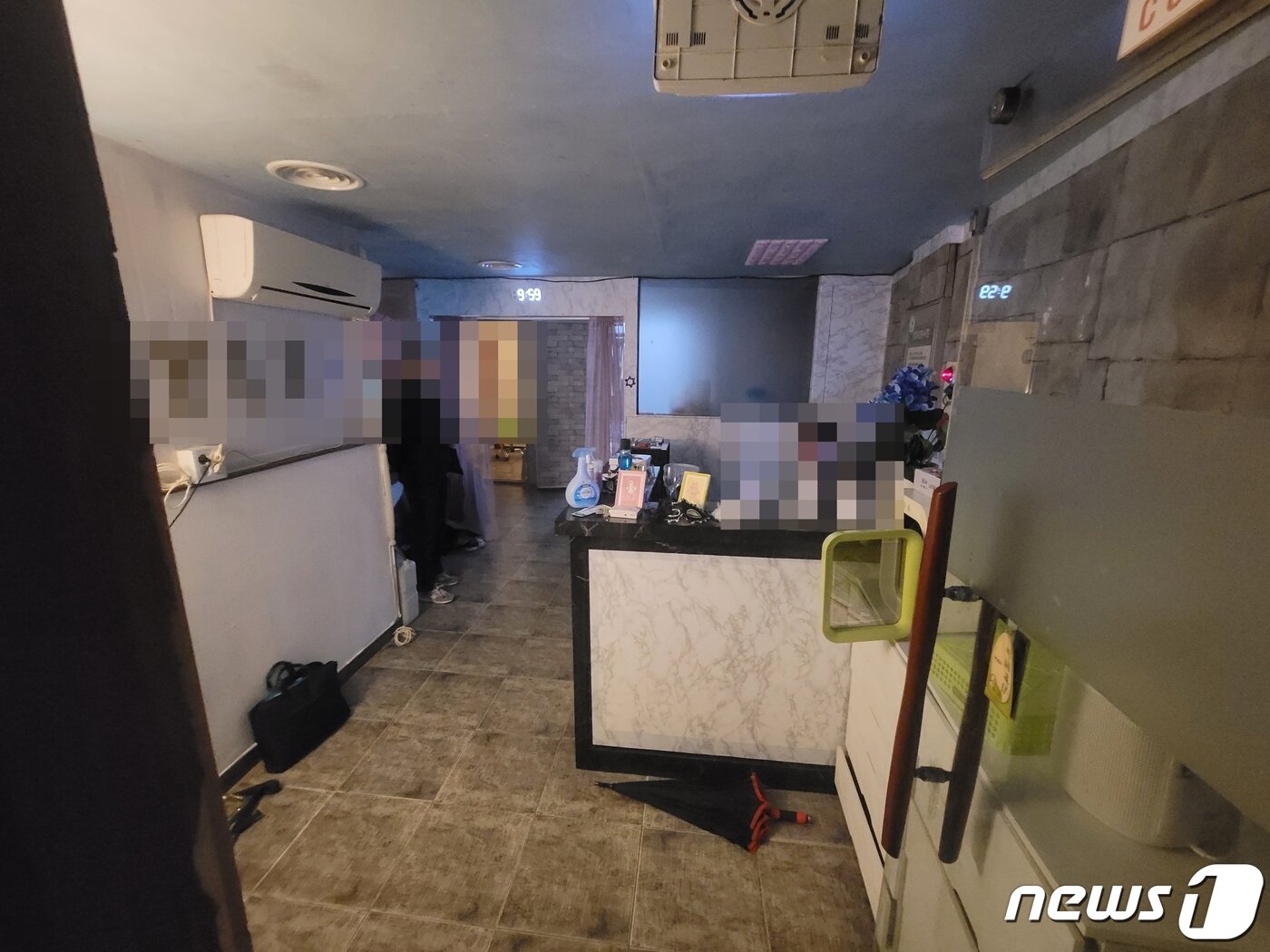 본문 이미지 - 청주시 흥덕구 복대동에 위치한 변종 성매매업소 내부 모습.(충북경찰청 제공)/2023.03.09/뉴스1