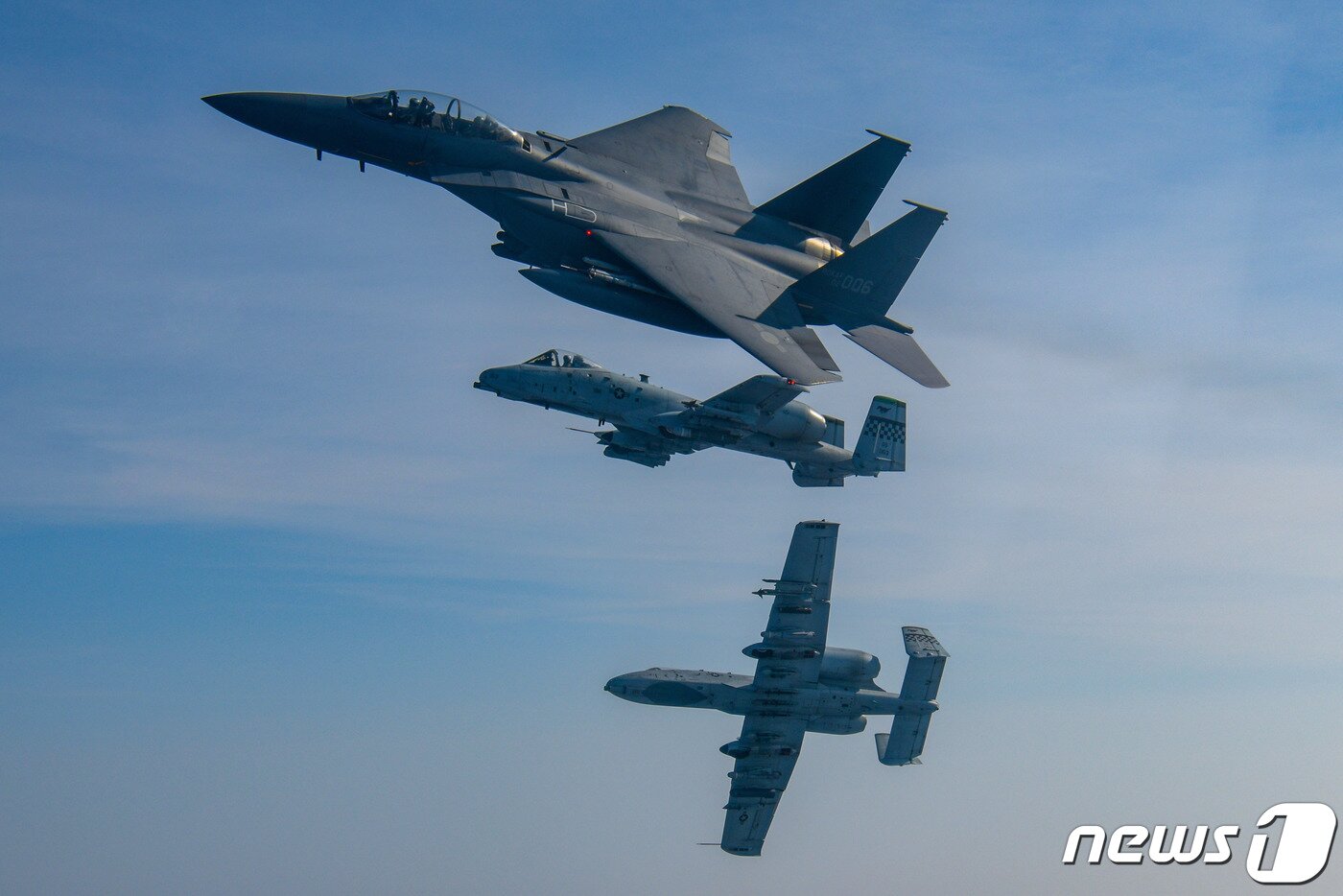 본문 이미지 - F-15K 전투기와 미 A-10 공격기 2대가  연합 편대비행을 실시하고 있다. (공군 제공)./뉴스1