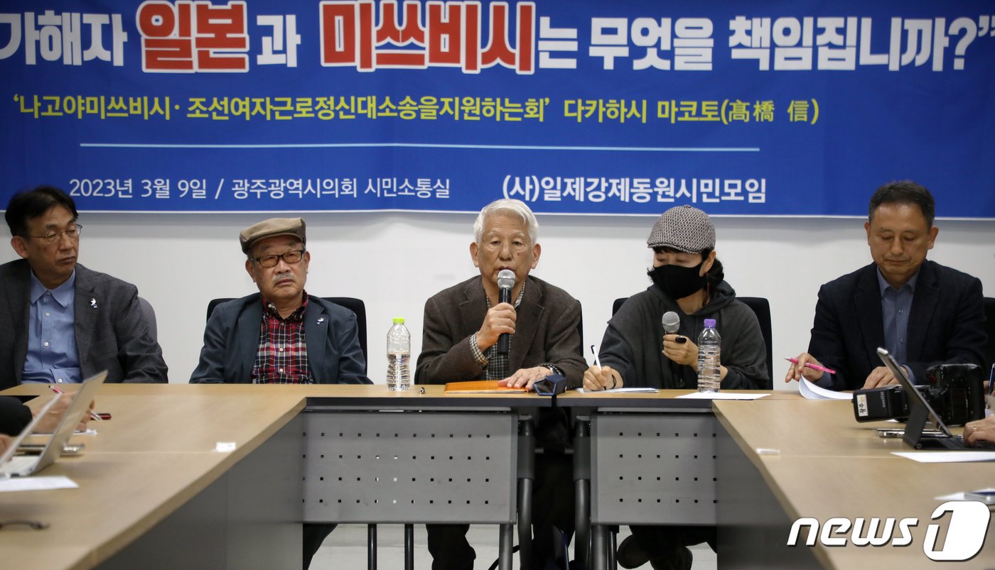 본문 이미지 - 근로정신대 피해 할머니를 돕고 있는 일본의 지원단체 '나고야 미쓰비시 조선여자근로정신대 소송을 지원하는 모임(나고야 소송지원회)' 다카하시 마코토(髙橋信) 공동대표가 지난해 3월 9일 광주시의회에서 기자회견을 열고 일제강제동원 해법으로 채택된 '제3자 변제'를 강하게 비판하고 있다. 2023.3.9/뉴스1 ⓒ News1 이수민 기자