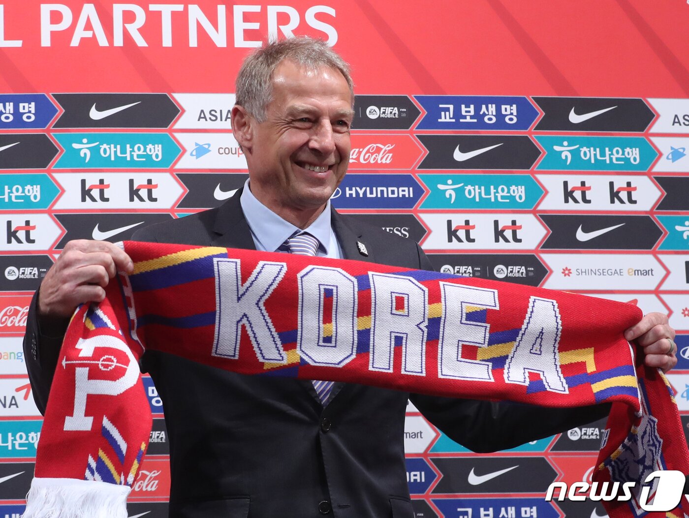 본문 이미지 - 위르겐 클린스만 신임 한국 남자 축구국가대표팀 감독이 9일 경기 파주 축가대표팀 트레이닝센터(NFC)에서 취임 기자회견에서 머플러를 들고 기념촬영을 하고 있다. 2023.3.9/뉴스1 ⓒ News1 송원영 기자