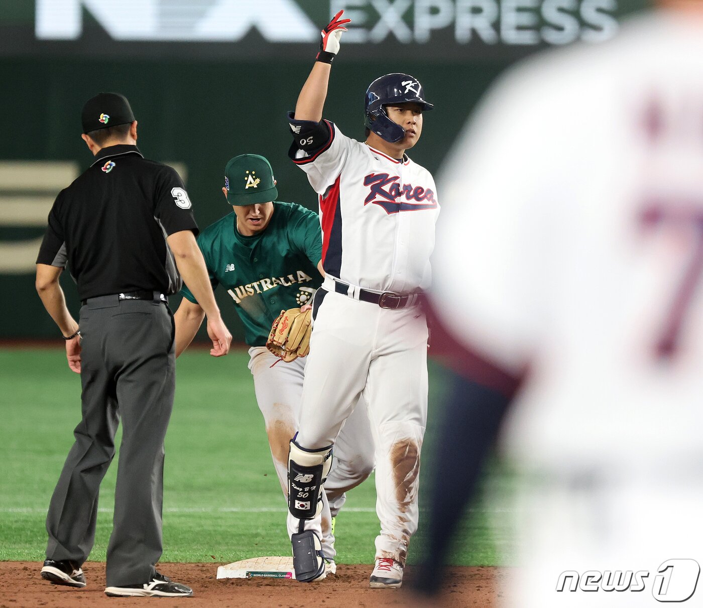 본문 이미지 - 9일 오후 일본 도쿄돔에서 열린 2023 월드베이스볼클래식(WBC) B조 1라운드 대한민국과 호주의 경기, 대표팀 강백호가 7회말 1사 2루타를 친 후 세리머니를 하고 있다. 호주 측에서 강백호가 세리머니 중 베이스에 발이 떨어졌다고 어필 후 비디오 판독 끝에 아웃으로 정정됐다. 2023.3.9/뉴스1 ⓒ News1 김진환 기자