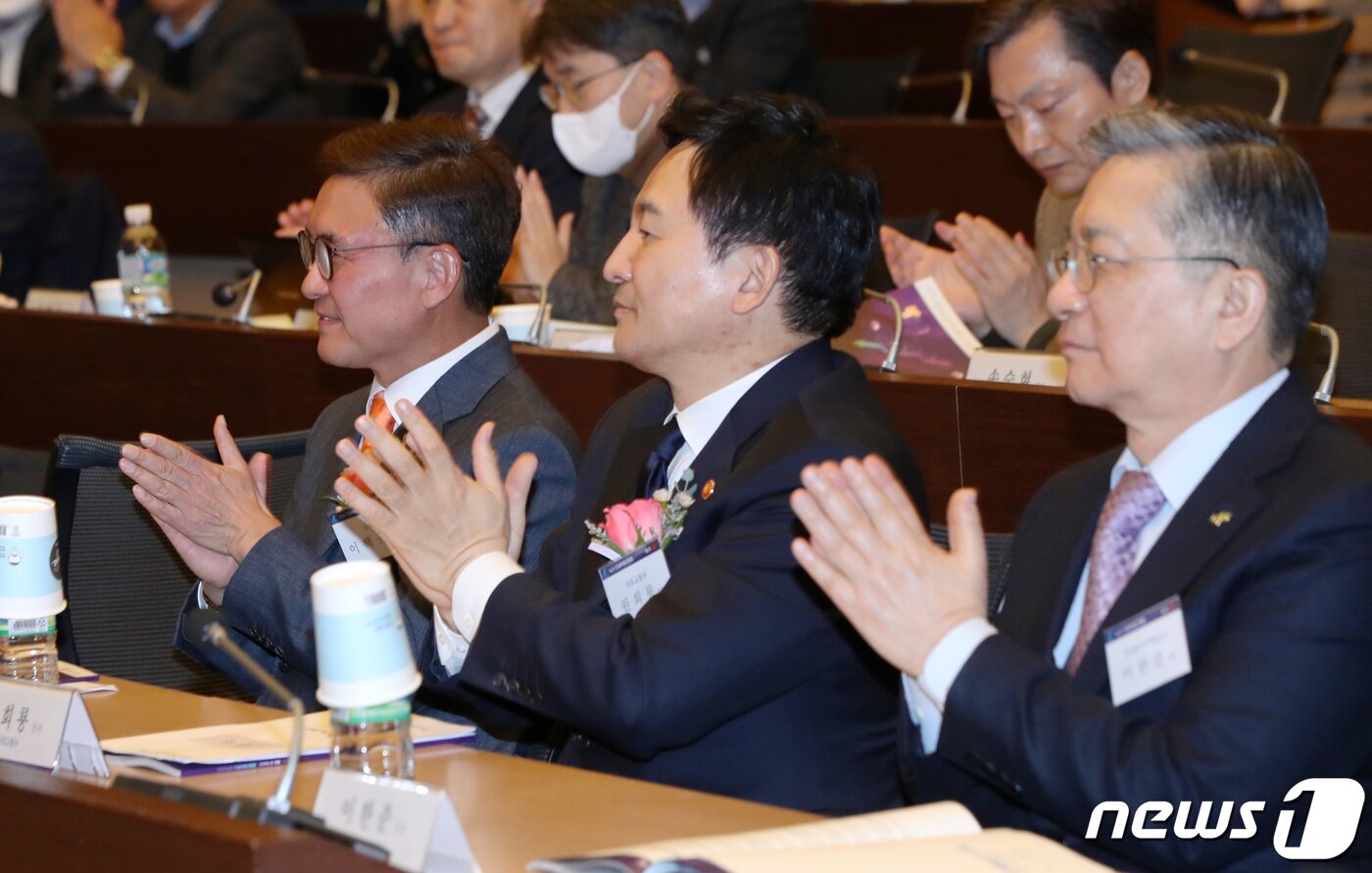 본문 이미지 - 이백규 뉴스1 대표이사(왼쪽부터)와 원희룡 국토교통부 장관, 이한준 LH 사장이 9일 오후 서울 중구 대한상공회의소 의원회의실에서 뉴스1 주최로 열린 '2023 건설부동산포럼'에서 손뼉치고 있다. 2023.3.9/뉴스1 ⓒ News1 구윤성 기자