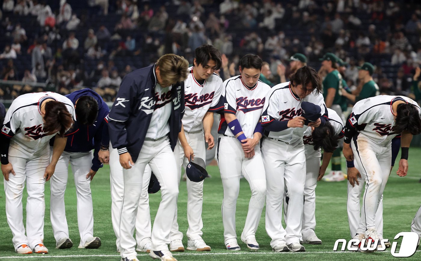 9일 오후 일본 도쿄돔에서 열린 2023 월드베이스볼클래식&#40;WBC&#41; B조 1라운드 대한민국과 호주의 경기에서 7대8로 패배한 대표팀 선수들이 고개를 떨구며 그라운드를 빠져나가고 있다. 2023.3.9/뉴스1 ⓒ News1 김진환 기자