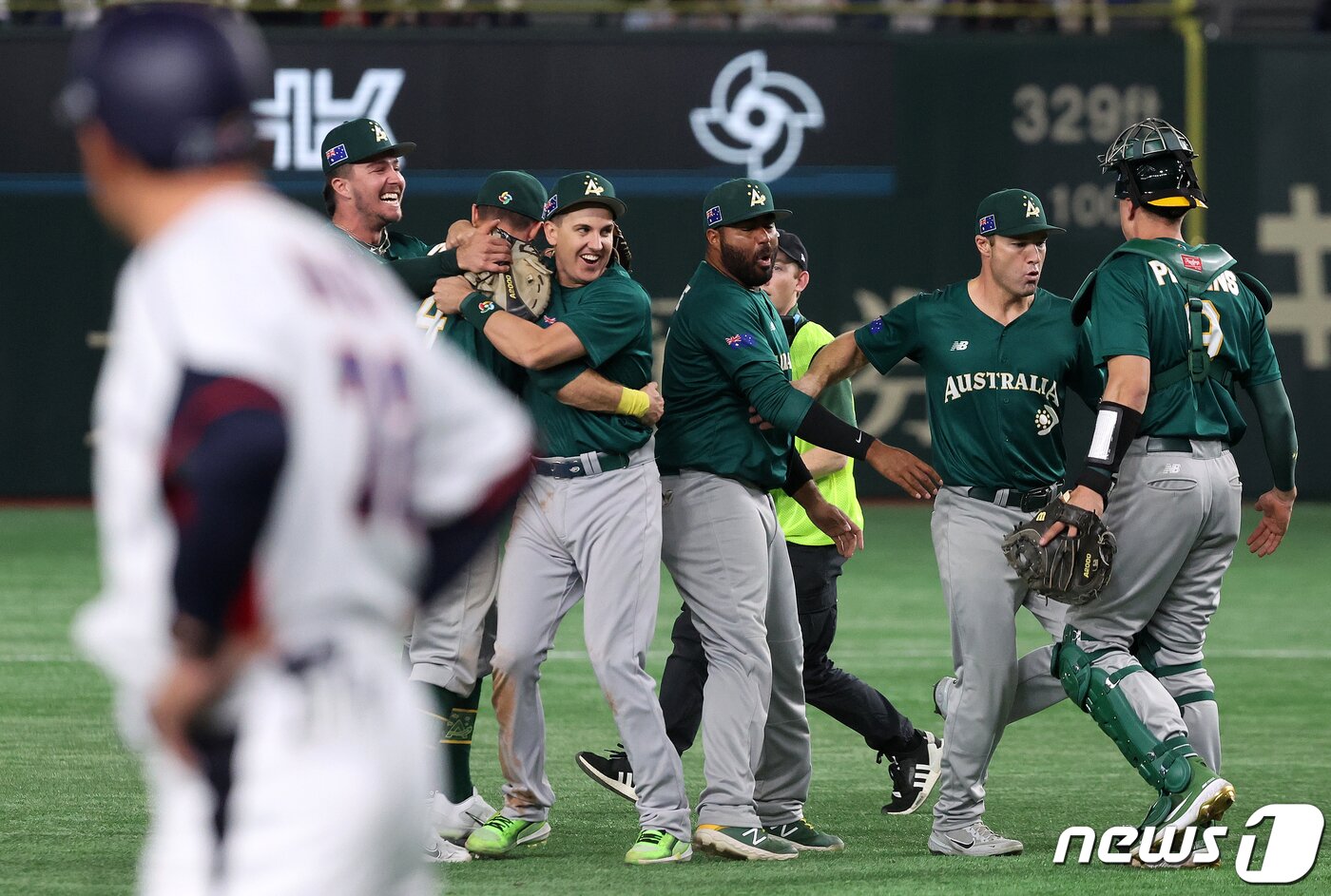 본문 이미지 - 9일 오후 일본 도쿄돔에서 열린 2023 월드베이스볼클래식(WBC) B조 1라운드 대한민국과 호주의 경기에서 8대7로 승리한 호주 선수들이 환호하고 있다. 2023.3.9/뉴스1 ⓒ News1 김진환 기자