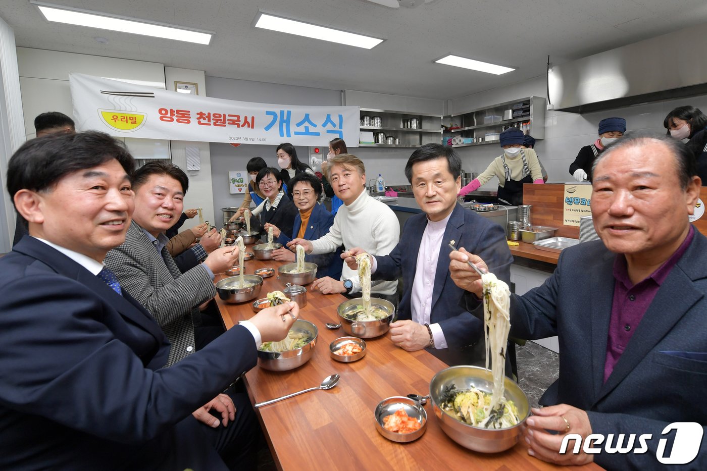 지난해 3월 9일 광주 서구 양동시장 &#39;천원국시&#39; 개소식에서 참석자들이 국수를 맛보고 있다. &#40;광주 서구 제공&#41; 2023.3.9/뉴스1 ⓒ News1