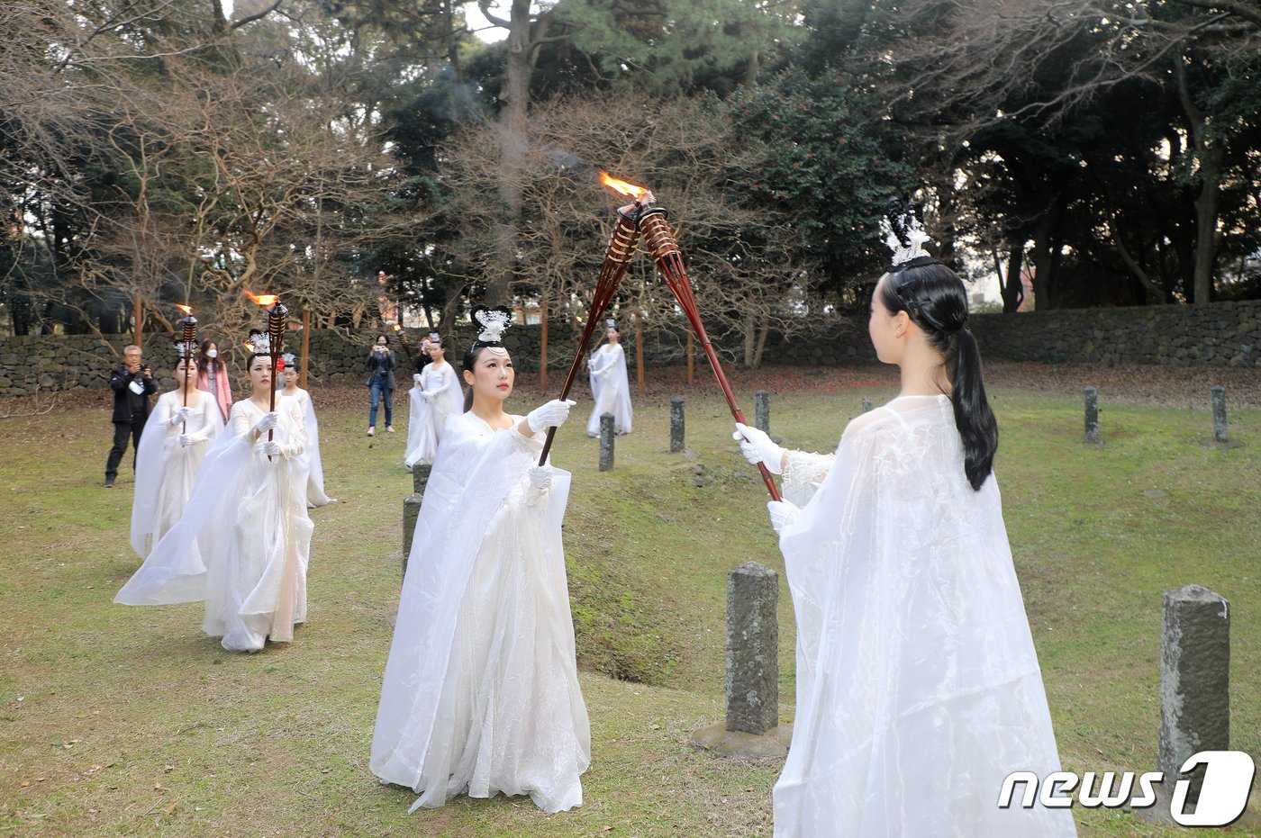 국내 최대 규모의 불놀이인 &#39;2023 제주들불축제&#39; 첫날인 9일 오후 탐라국 개국신화가 깃든 제주시 이도1동 삼성혈에서 들불 불씨 채화제례 후 봉송 퍼레이드가 펼쳐지고 있다.2023.3.9/뉴스1 ⓒ News1 오미란 기자