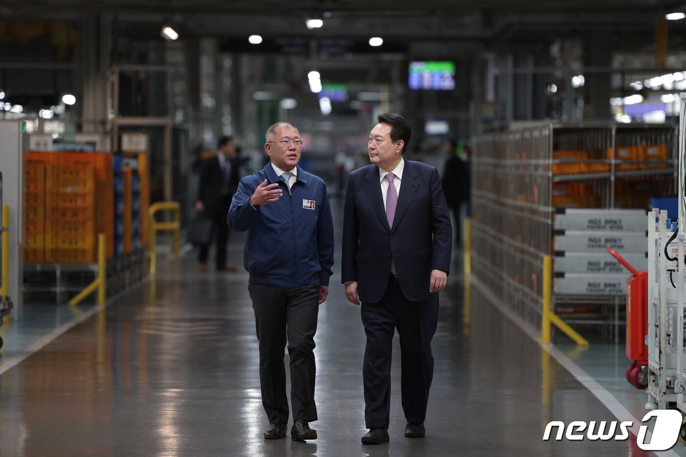 본문 이미지 - 윤석열 대통령이 지난 3월 9일 현대자동차 울산공장 5공장 샤시라인을 방문해 정의선 현대자동차그룹 회장의 설명을 듣고 있다. (대통령실 제공) 2023.3.9/뉴스1 ⓒ News1 오대일 기자